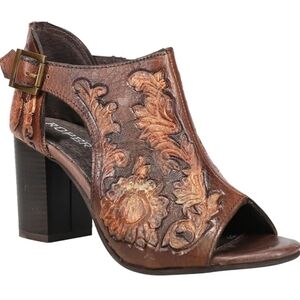 NIB Roper Mika Closed Back Floral Embossed Block Heels Size 11 Color Brown